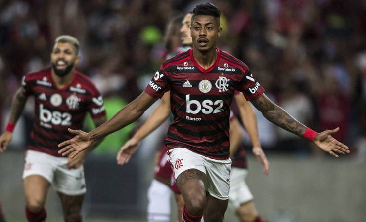 Flamengo se impõe no Maracanã e vence o Fluminense pelo Brasileirão