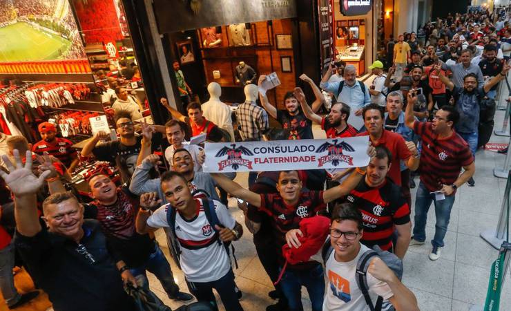 Torcida do Flamengo faz fila em aeroporto para retirar ingresso para Libertadores