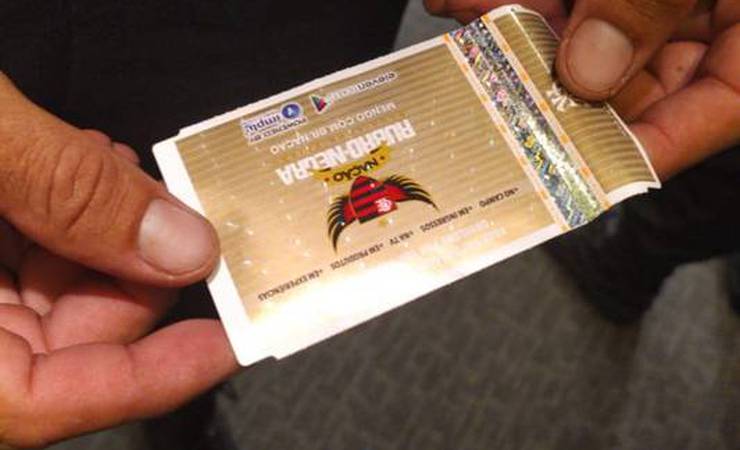 Flamengo x Grêmio: PM apreende mais de 100 ingressos falsos do jogo