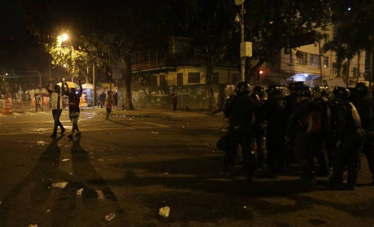 Flamengo x Grêmio: Torcedores e policiais entram em confronto durante tentativa de invasão ao Maracanã
