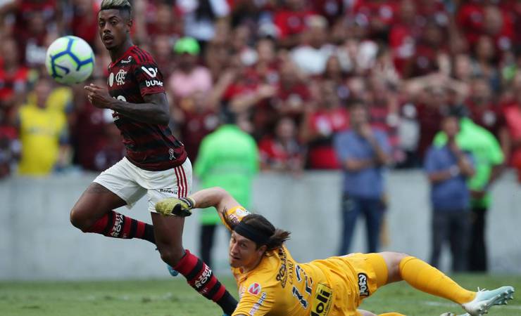 Flamengo atropela o Corinthians em tarde de três gols de Bruno Henrique