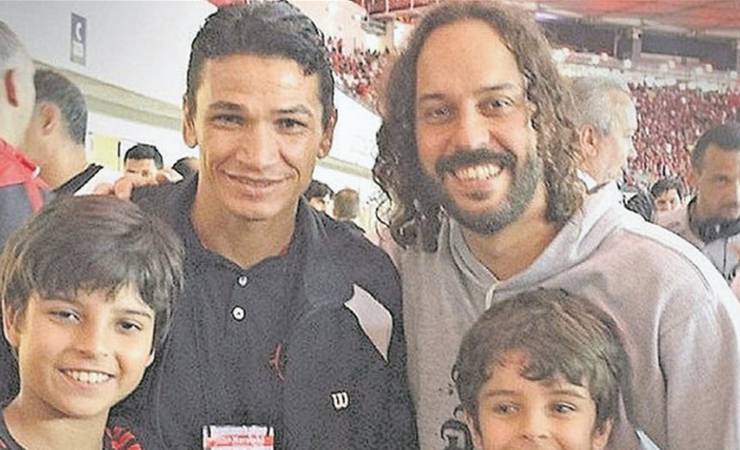 #Hexa10anos: Gabriel O Pensador relembra título de 2009 vivido no meio de viagens para shows e ida com os filhos ao estádio
