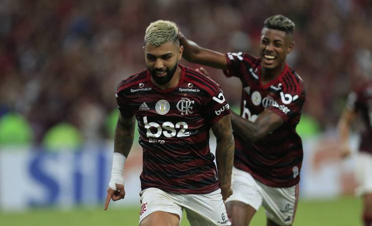 Flamengo vira sobre o Bahia e abre 10 pontos de vantagem na liderança do Brasileirão