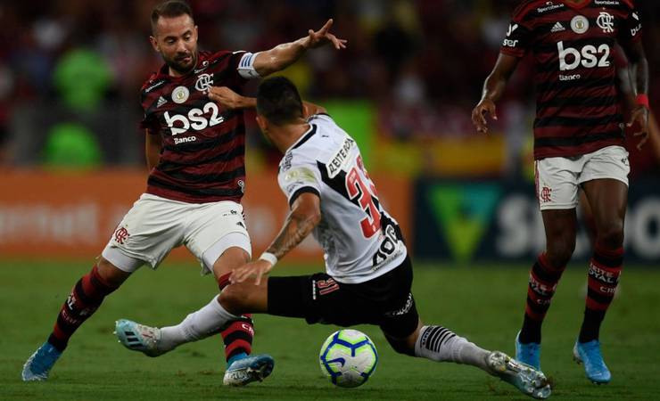 Bruno Henrique brilha pelo Flamengo, mas Vasco busca empate no fim em clássico de oito gols
