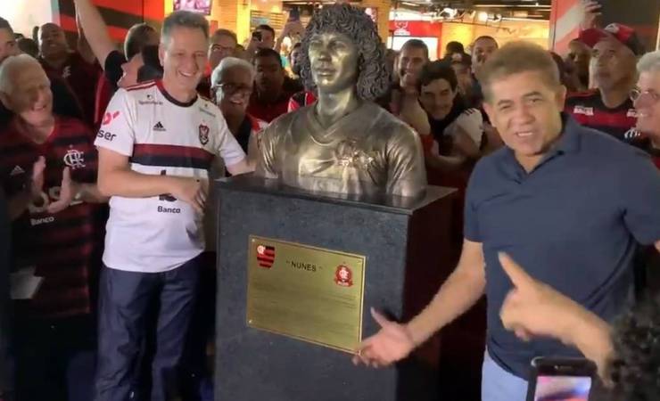 No aniversário de 124 anos do Flamengo, busto do ídolo Nunes é inaugurado na Gávea