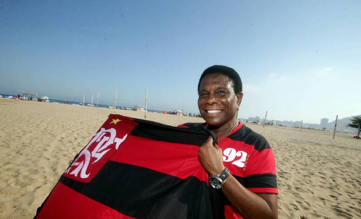 Neguinho da Beija-Flor celebra os 40 anos da música ‘O campeão’, eternizada pelas torcidas no Maracanã