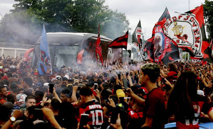 Torcida do Flamengo faz festa e churrasco no último treino antes da final da Libertadores