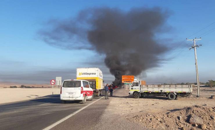 Ônibus com torcedores do Flamengo são barrados por manifestantes no Chile