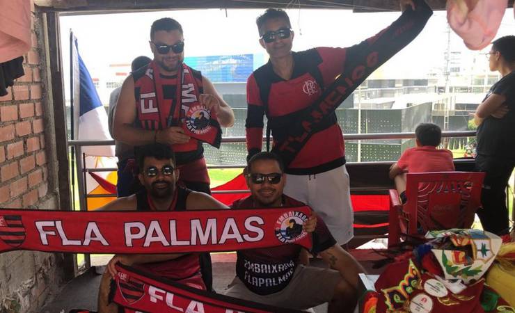 Torcedores do Flamengo invadem laje para acompanhar treino em Lima