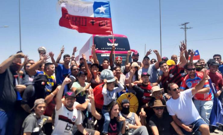 Ônibus com torcedores do Flamengo é liberado após 'cantar e dançar' com manifestantes no Chile
