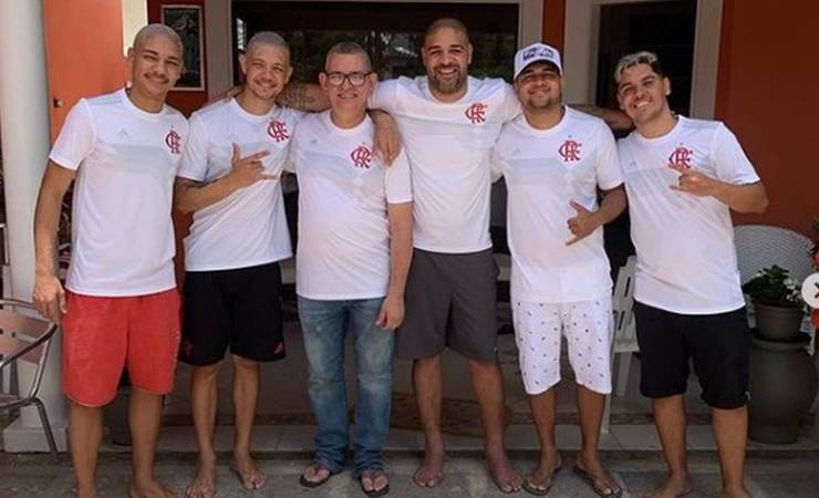 Adriano se reúne com amigos para torcer pelo Flamengo na final da Libertadores
