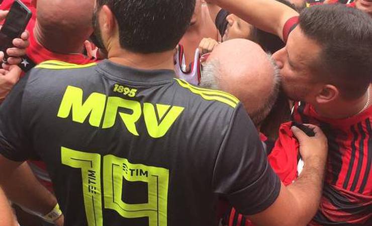 Ex-presidente do Flamengo Bandeira de Mello é ovacionado pela torcida em Lima