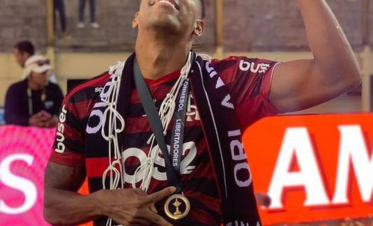 Berrío dedica título do Flamengo na Libertadores aos garotos do Ninho mortos incêndio