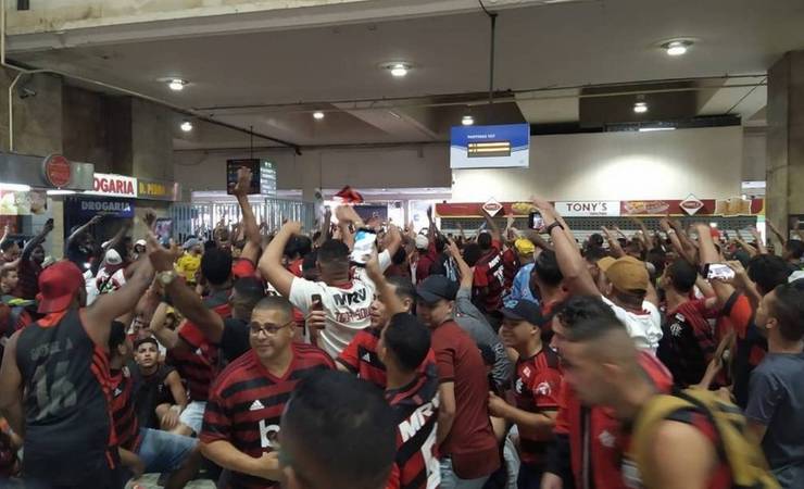 Torcedores rubro-negros aguardam equipe do Flamengo para desfile no Centro do Rio