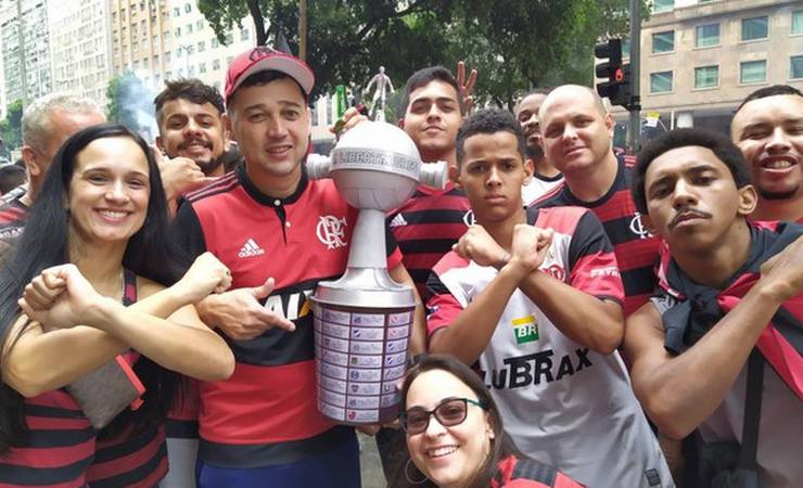 Torcedor do Flamengo faz taça da Libertadores de papel, que é disputada em carreata