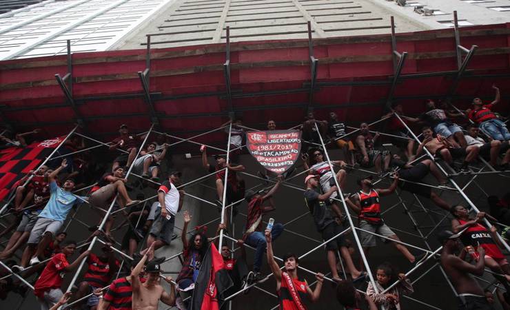Torcida do Flamengo improvisa 'arquibancada' em carreata por título da Libertadores