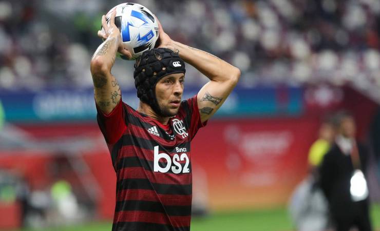 Rafinha, do Flamengo, projeta encontro com Liverpool: 'Temos que fazer o jogo das nossas vidas'