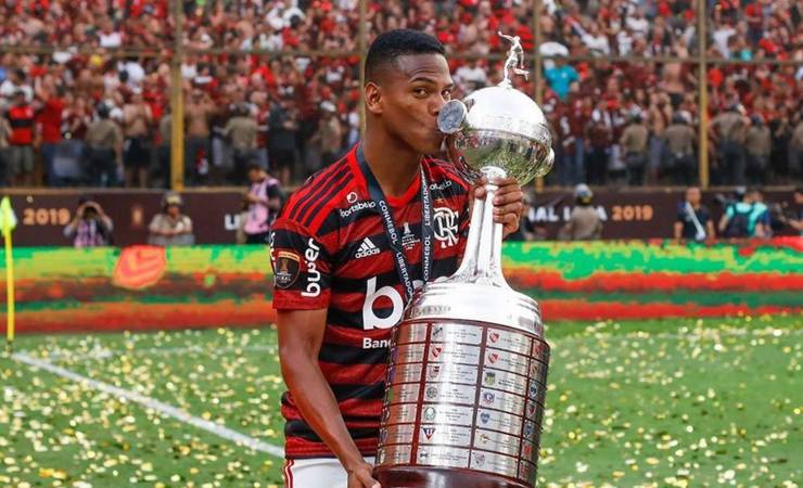Aos 21 anos, Lucas Silva dedica os títulos do ano do Flamengo aos Garotos do Ninho