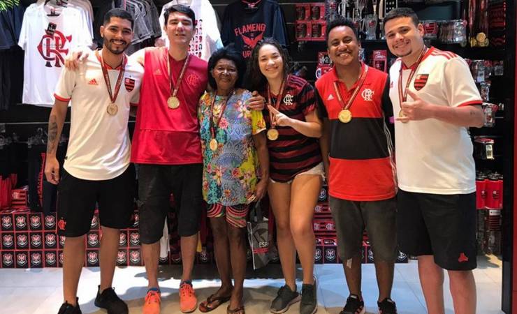 Torcedora do Flamengo de 88 anos emociona ao se ajoelhar e beijar medalha em loja