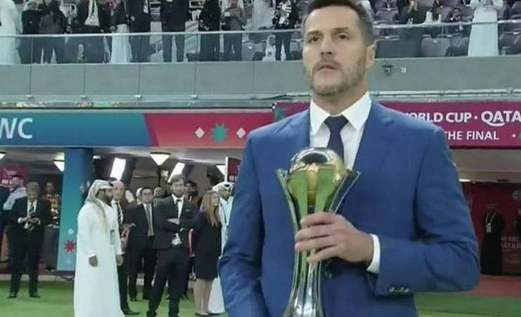 Ex-Flamengo, Júlio César entrega taça do Mundial ao Liverpool e vira meme na web