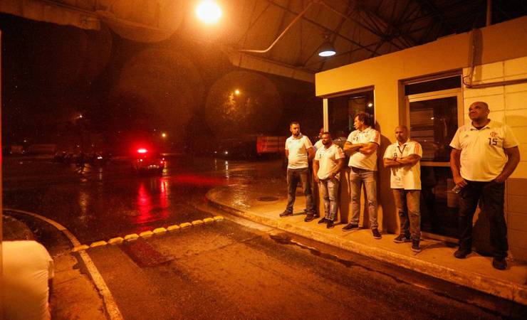 Delegação do Flamengo chega ao Rio sob chuva e com recepção tímida