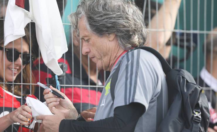 Jorge Jesus, do Flamengo, é tietado em Portugal: 'Reconhecimento pelo trabalho'