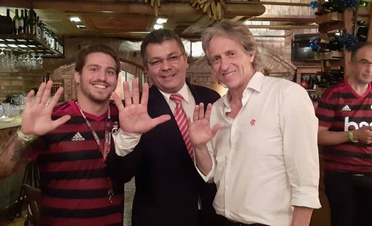 'À la Jorge Jesus': restaurante favorito do técnico do Flamengo batiza prato e dedica mesa após títulos