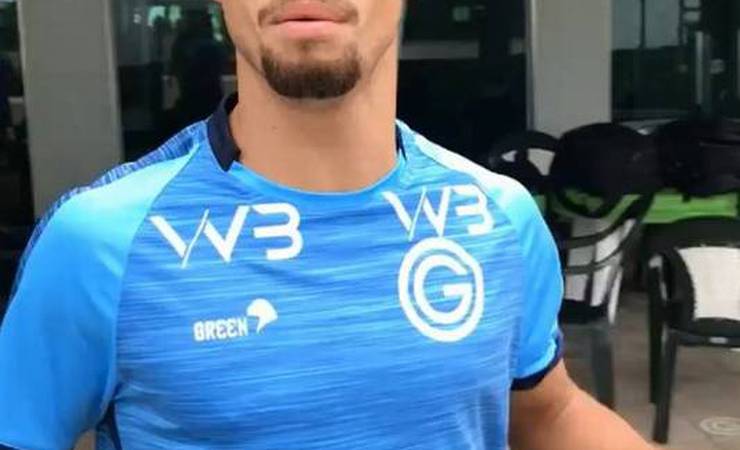 Em negociação com o Flamengo, Michael se reapresenta no Goiás