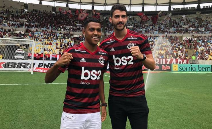 Flamengo apresenta Pedro Rocha e Gustavo Henrique à torcida no Maracanã