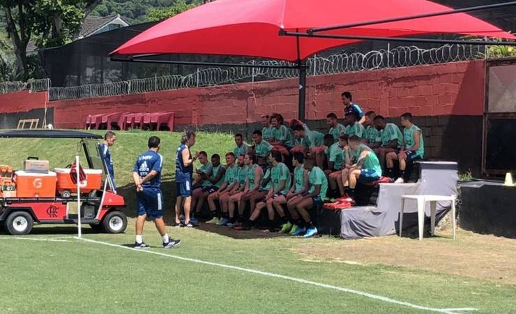 Elenco principal do Flamengo se reapresenta no Ninho do Urubu