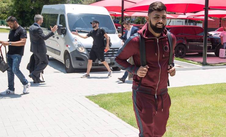 Gabigol fica no Flamengo: atacante chega ao Rio e segue direto para o Ninho do Urubu