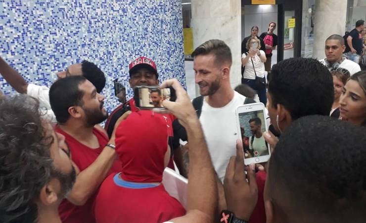 Reforço do Flamengo, Léo Pereira chega ao Rio: 'Melhor momento da minha carreira'