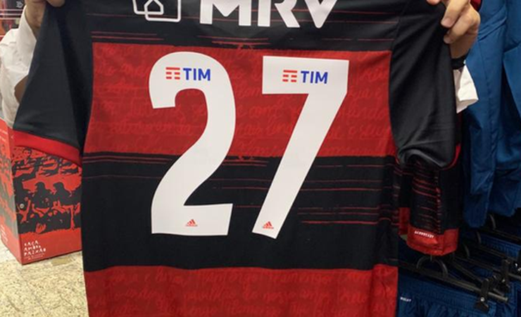 Flamengo inicia venda de novas camisas e frase 'outro patamar' é recorde de personalização