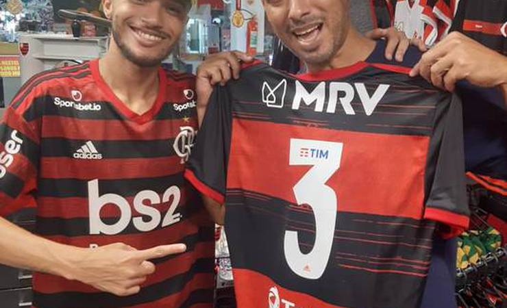Torcedor viaja de Macaé a Nilópolis para comprar camisa do Flamengo usando moedas