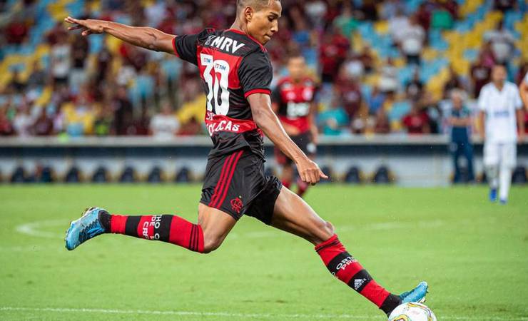 Lesão de Rafinha, do Flamengo, coloca João Lucas à prova