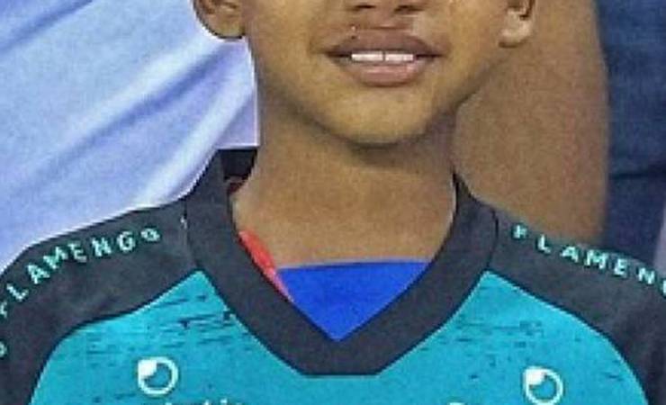Gabigol entrega camisa e leva torcedor do Junior Barranquilla às lagrimas