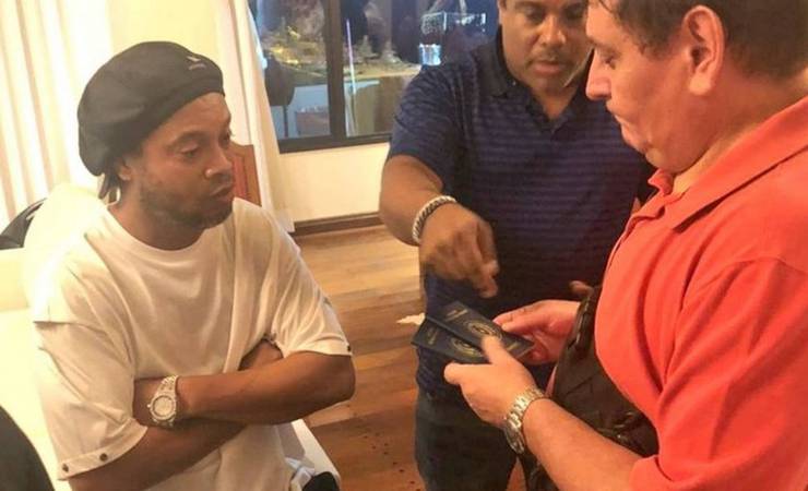 Polícia paraguaia confirma detenção de Ronaldinho por uso de supostos passaportes falsos
