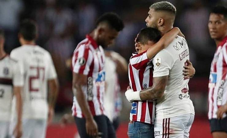 'Grande gesto': imprensa internacional repercute atitude de Gabigol ao presentear torcedor que invadiu campo