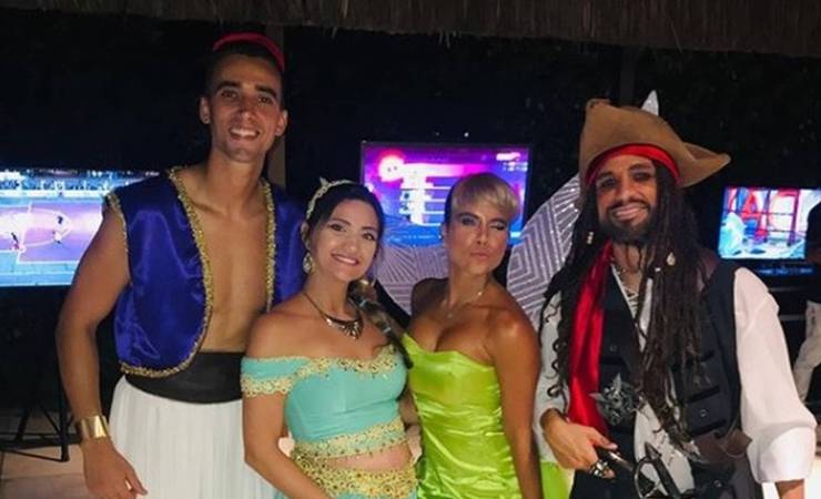Jogadores do Flamengo vão fantasiados para festa de Diego; veja fotos