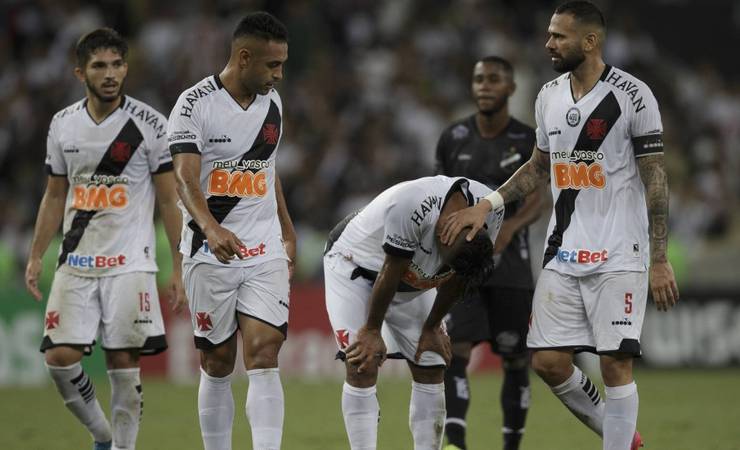 Apesar de pagamento, jogadores do Vasco seguem com protesto silencioso