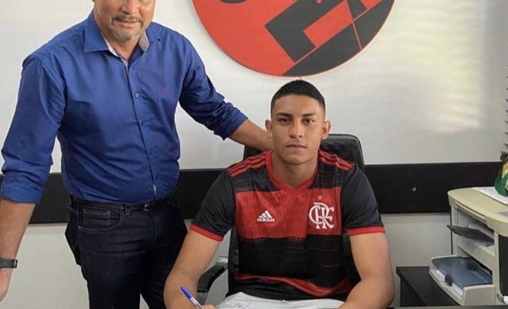 Sobrevivente, Francisco Dyogo assina primeiro contrato profissional com o Flamengo