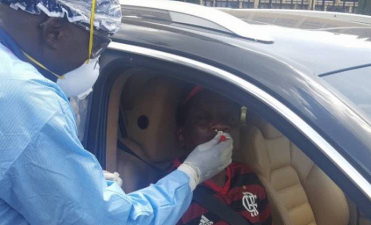 Senador do Quênia é flagrado usando camisa do Flamengo durante teste do coronavírus