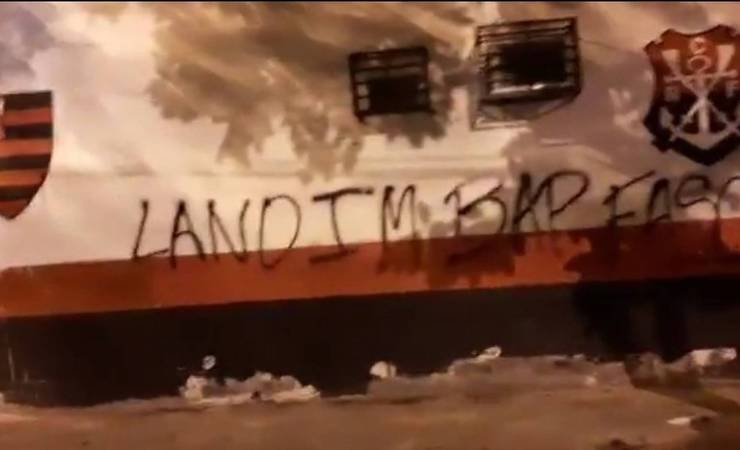 Pichações em muro do Flamengo lembram massagista morto por Covid-19 e acusam dirigentes: 'Fascistas'
