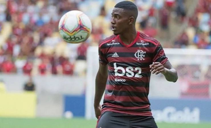 Elogiado por Jesus, lateral de 19 anos é incorporado aos profissionais do Flamengo