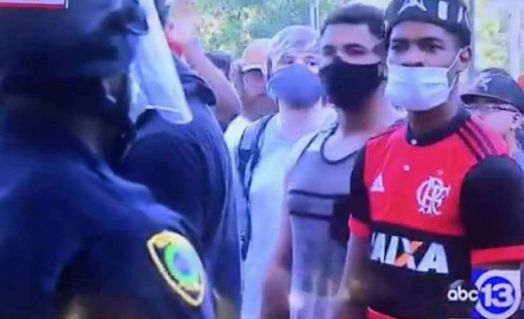 Manifestante com a camisa do Flamengo participa de protesto por George Floyd nos EUA