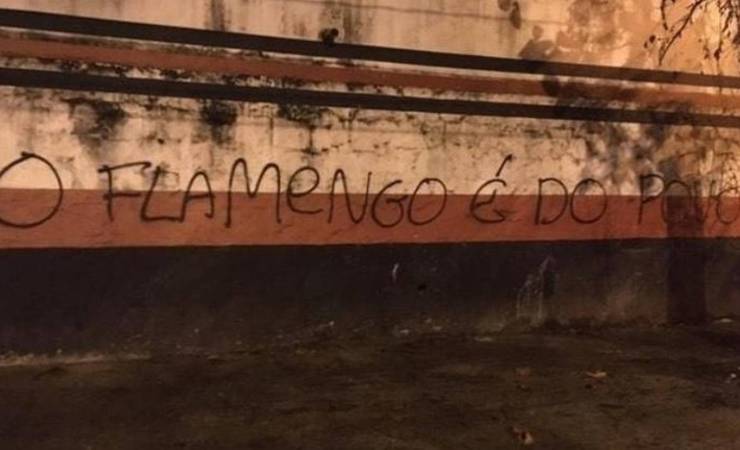 Muros da Gávea são pichados após cobrança por transmissão: 'O Flamengo é do povo'