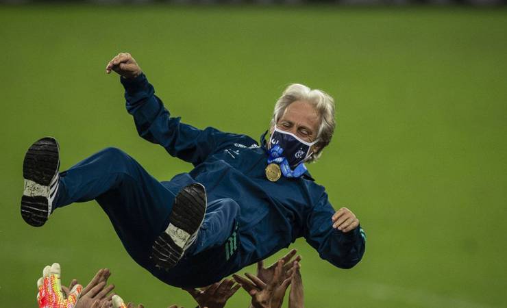 Baixe o pôster especial de Jorge Jesus com as cinco taças conquistadas com o Flamengo