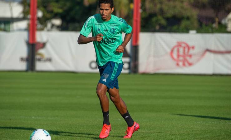 Recuperado da Covid-19, João Lucas volta a treinar no Flamengo