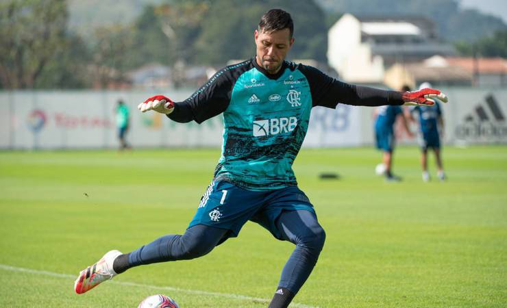 Jorge Jesus quer tirar o goleiro Diego Alves do Flamengo e reforçar o Benfica, diz jornal
