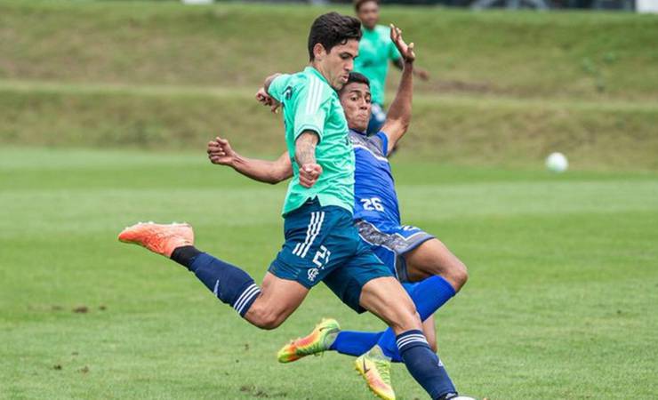 À espera de Torrent, Flamengo goleia Olaria em jogo-treino no Ninho do Urubu